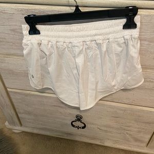 Size 6 lulu white shorts 2.5”